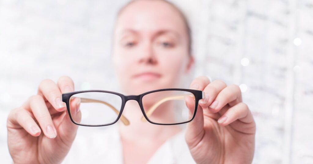 メガネとコンタクトで目が悪くなるといわれる理由