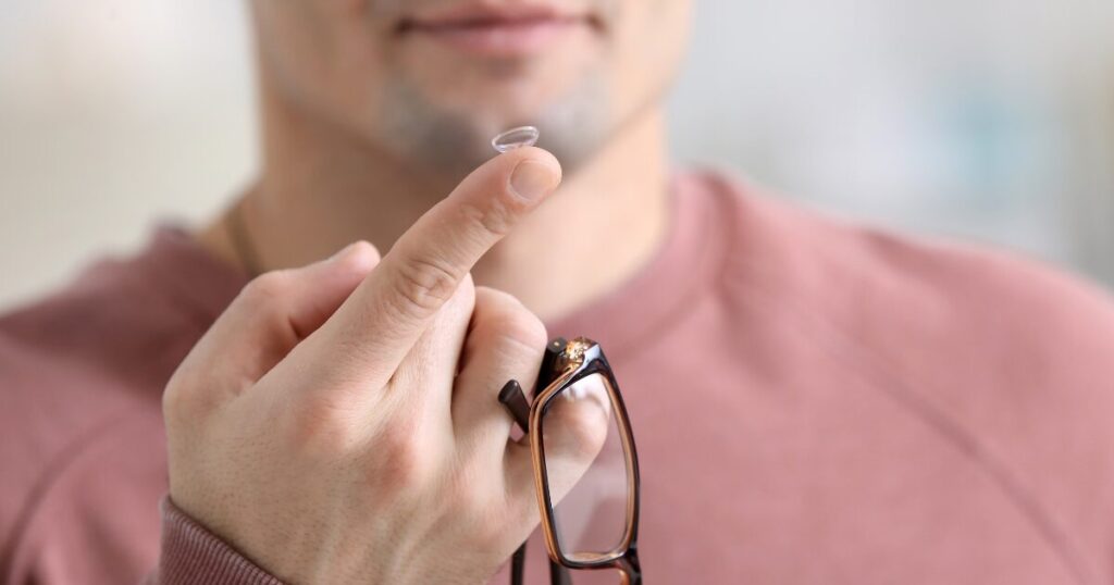 メガネとコンタクトの目への影響を比較