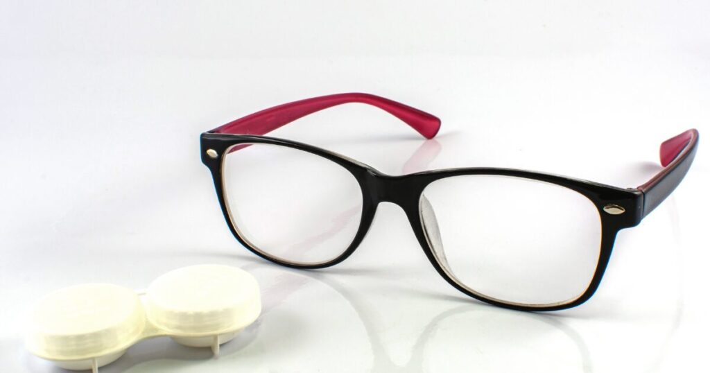 メガネとコンタクトで目が悪くならない使い方
